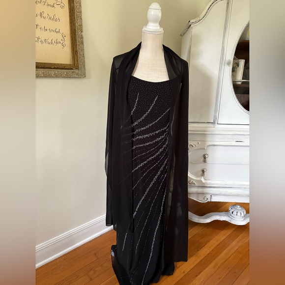 Elegant Black Evening Dress with Sheer Shawl - Picture 4 of 5